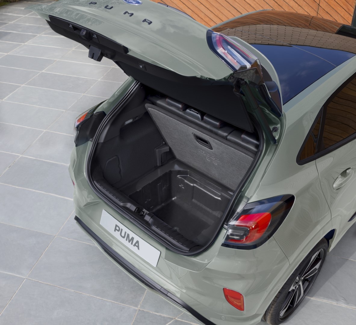 Maletero del Ford Puma destacando su versatilidad y espacio de almacenamiento.