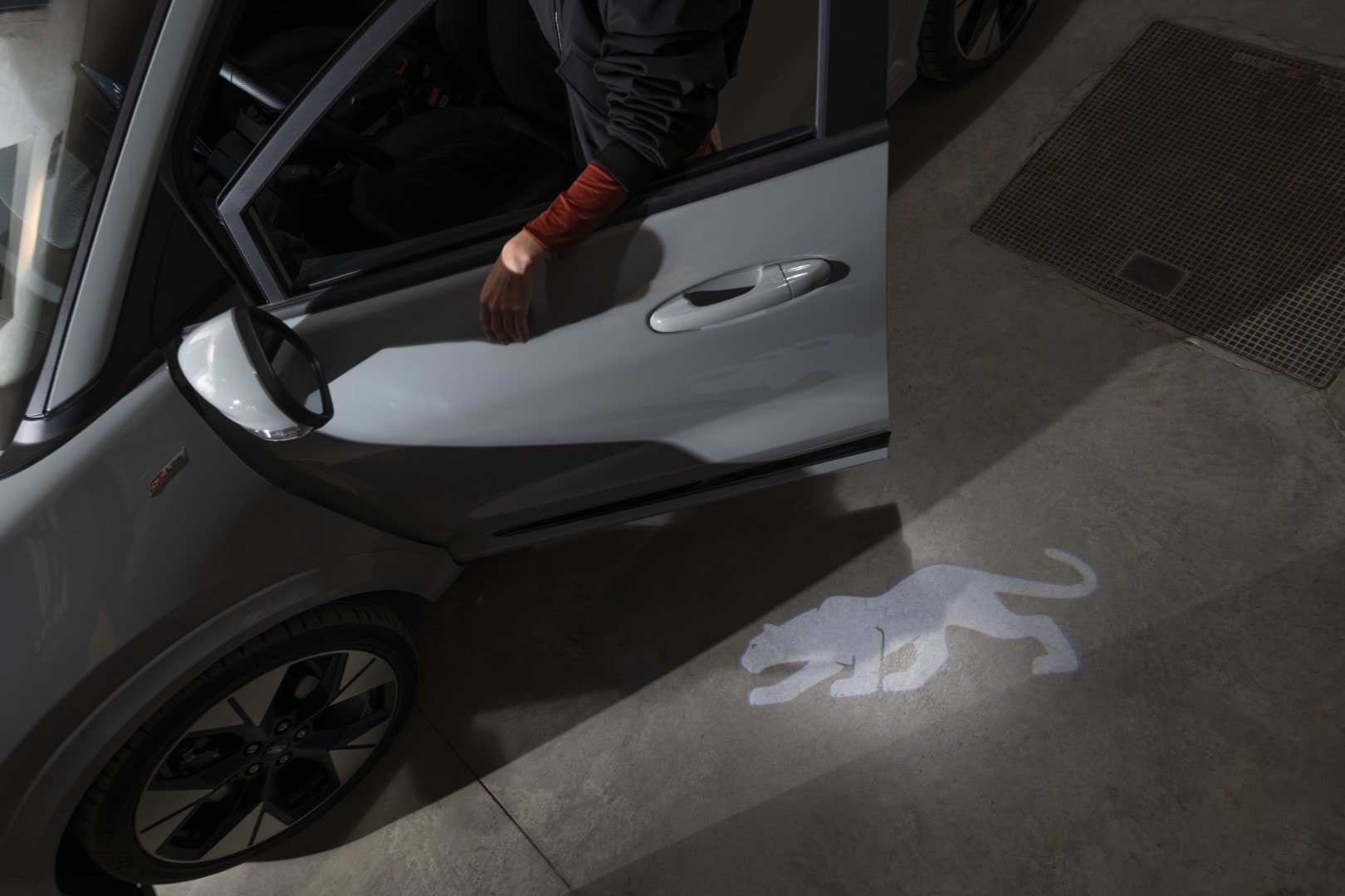 Detalle del Ford Puma proyectando su emblemático logo en el suelo.