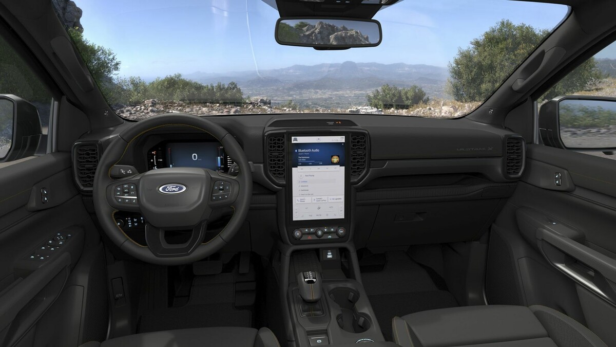 Vista general de la cabina del Ford Ranger con una disposición elegante y funcional. Vista general de la cabina del Ford Ranger con una disposición elegante y funcional.