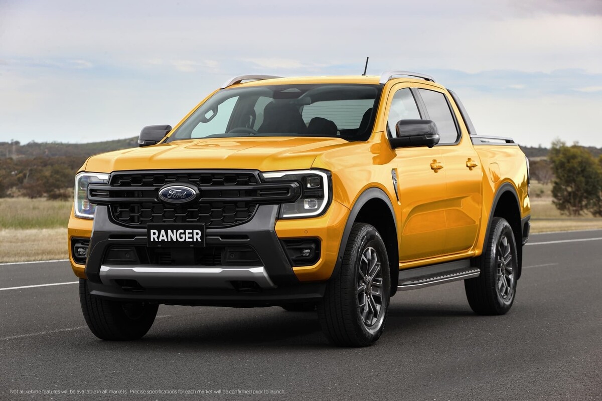 Vista delantera y lateral del Ford Ranger en color amarillo Vista delantera y lateral del Ford Ranger en color amarillo