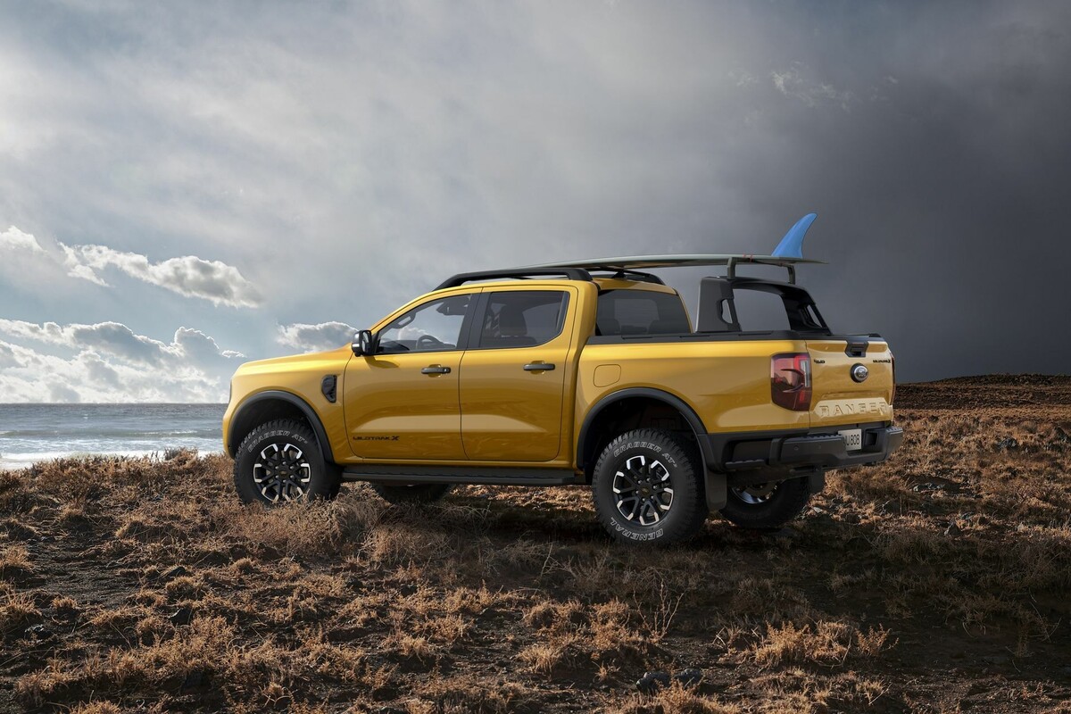 Imagen trasera y lateral del Ford Ranger con cielo tormentoso de fondo Imagen trasera y lateral del Ford Ranger con cielo tormentoso de fondo