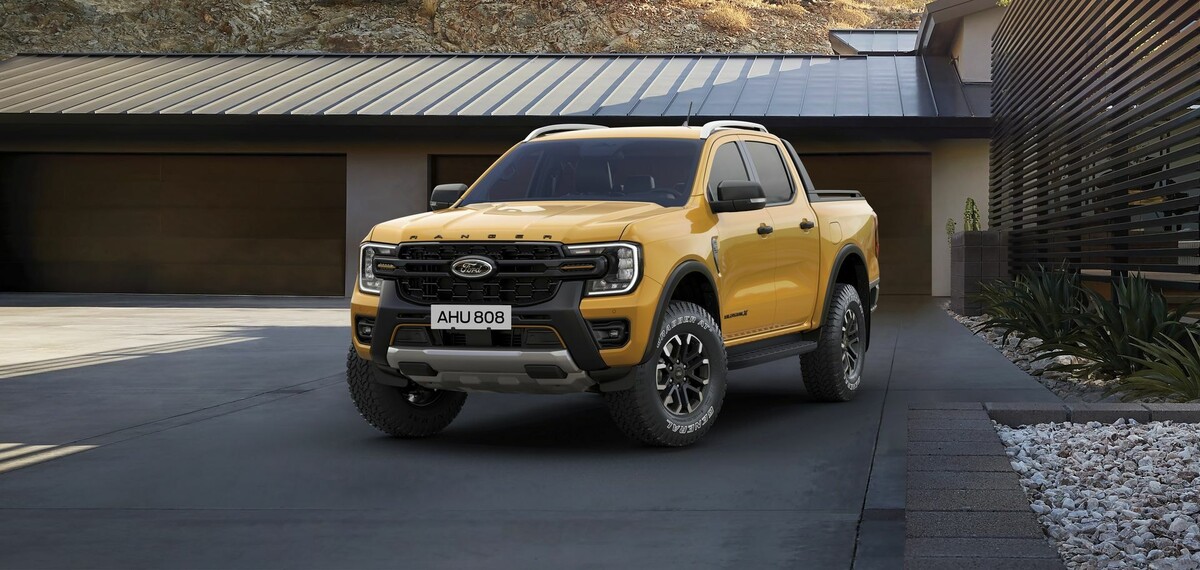 El Ford Ranger en una entrada de garaje, destacando su frontal robusto El Ford Ranger en una entrada de garaje, destacando su frontal robusto