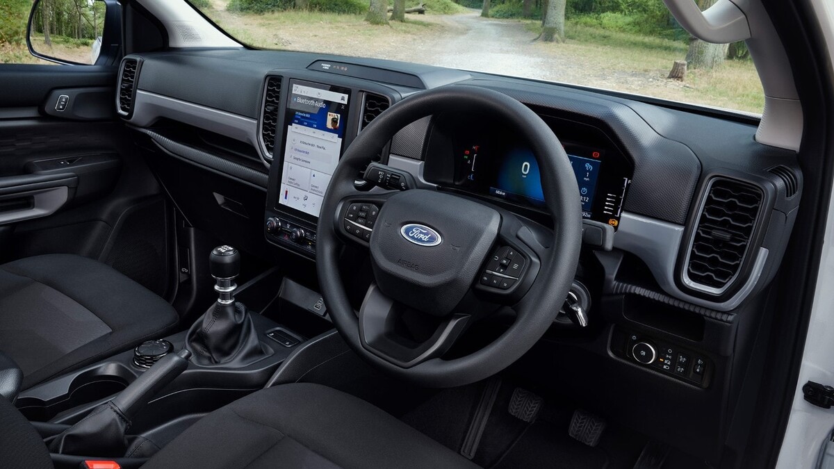 Otra perspectiva del Ford Ranger, destacando su parrilla robusta y faros LED. Otra perspectiva del Ford Ranger, destacando su parrilla robusta y faros LED.