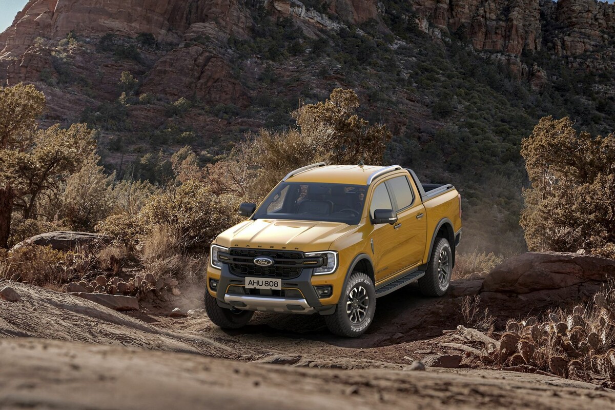 Ford Ranger en un entorno natural, mostrando su perfil lateral Ford Ranger en un entorno natural, mostrando su perfil lateral