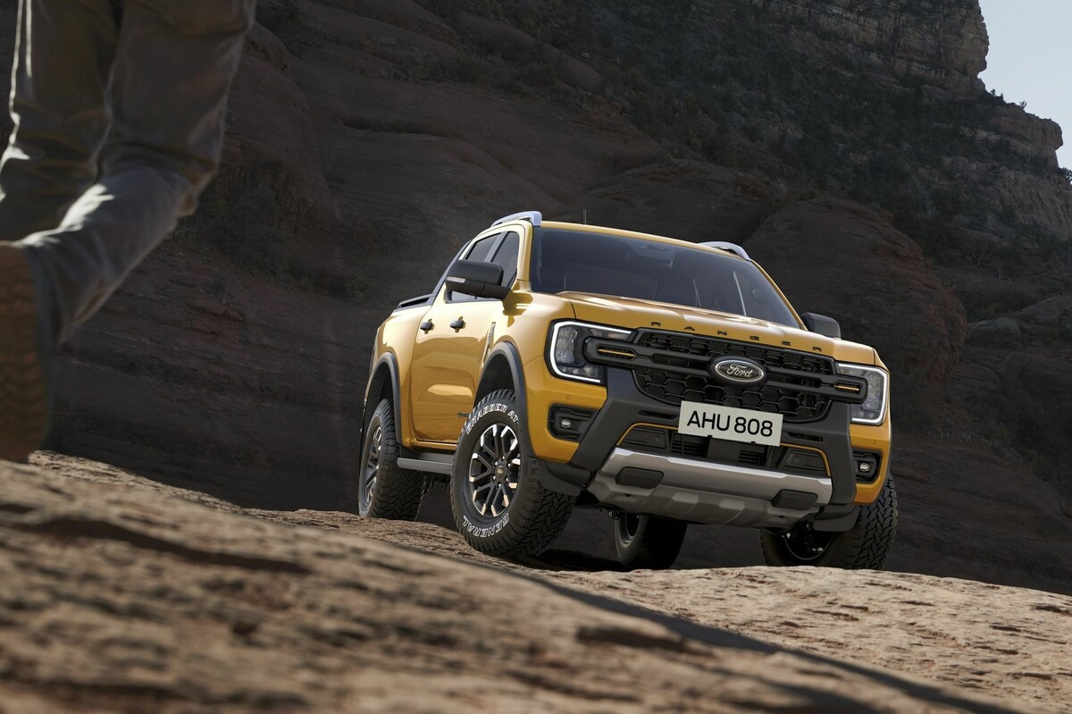 Ford Ranger superando terreno accidentado, enfoque en la parte delantera Ford Ranger superando terreno accidentado, enfoque en la parte delantera