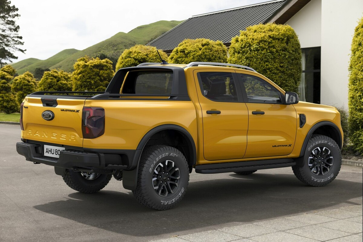 Vista trasera y lateral de un Ford Ranger estacionado Vista trasera y lateral de un Ford Ranger estacionado