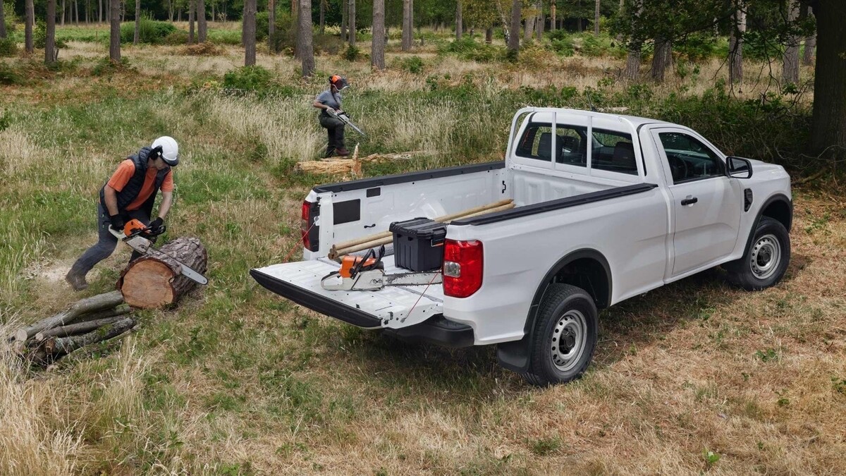 Vista lateral del Ford Ranger, robusto y funcional, ideal para todo terreno. Vista lateral del Ford Ranger, robusto y funcional, ideal para todo terreno.
