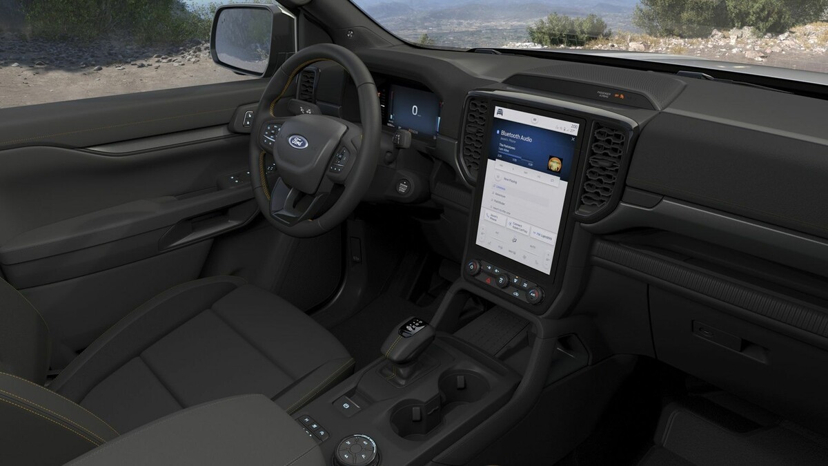 Vista del conductor del salpicadero del Ford Ranger, enfocando ergonomía y tecnología. Vista del conductor del salpicadero del Ford Ranger, enfocando ergonomía y tecnología.