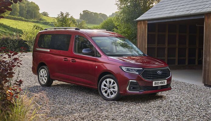 Vista lateral del Ford Tourneo Connect en color rojo