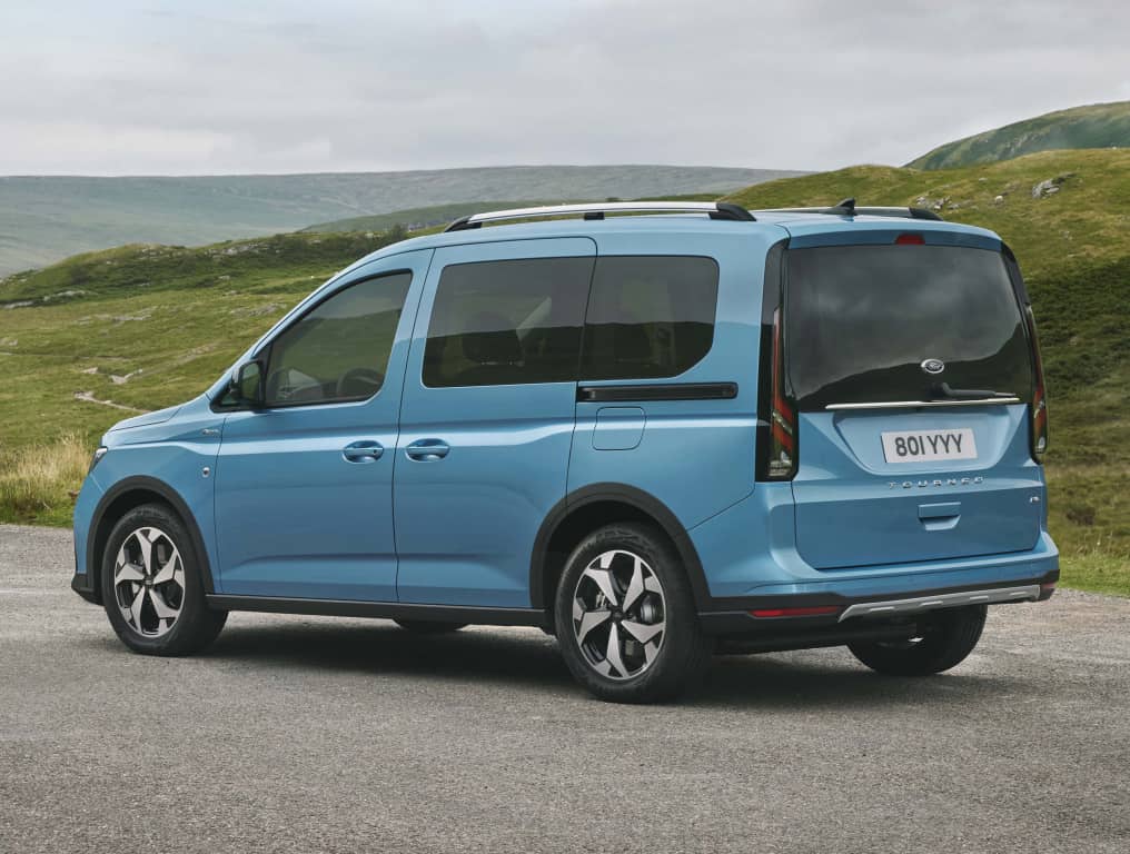 Lateral del Ford Tourneo Connect mostrando puertas correderas abiertas