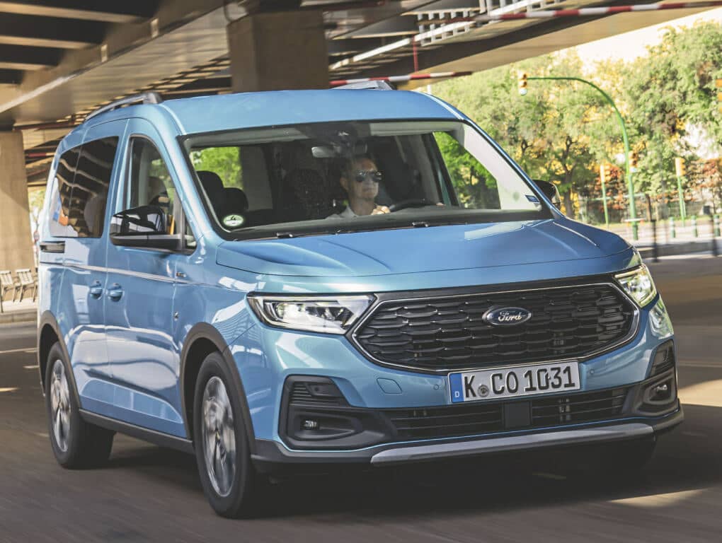 Imagen del Tourneo Connect azul en movimiento desde el frontal lateral