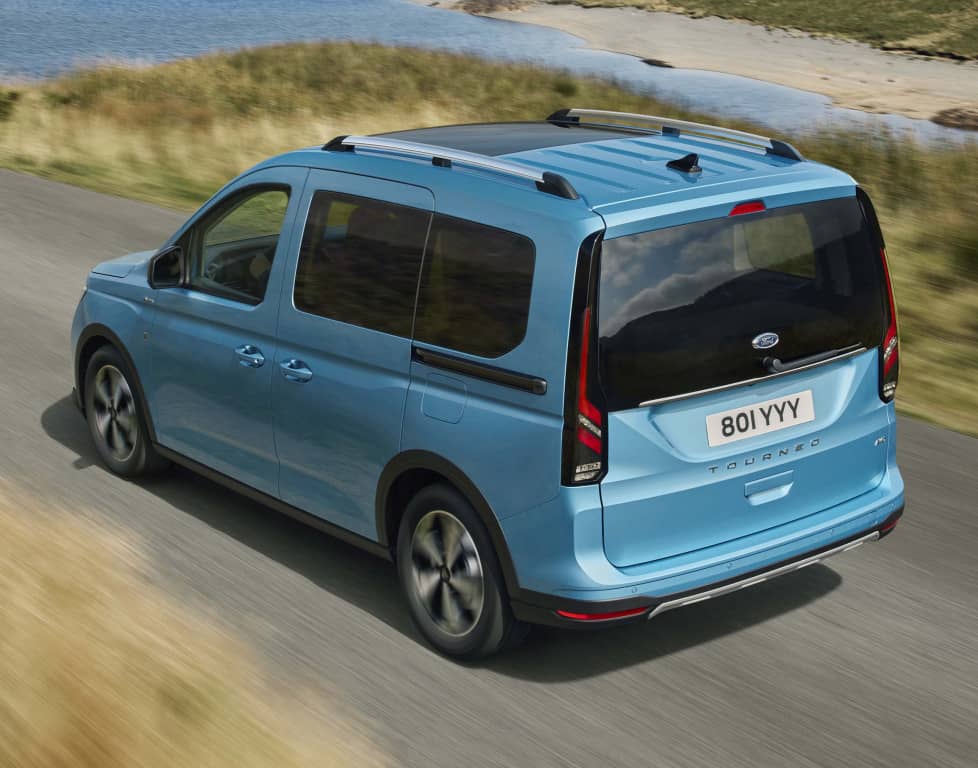 Perspectiva trasera lateral del Ford Tourneo Connect azul