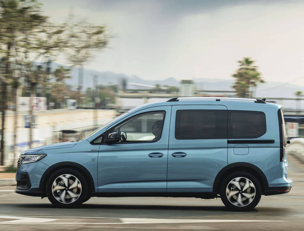 Perfil dinámico del Ford Tourneo Connect en movimiento.