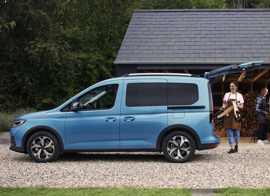 Ford Tourneo Connect en entorno rural con familia y equipaje.