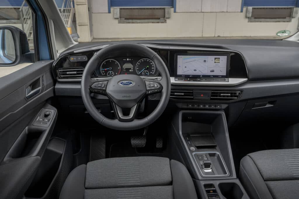 Vista de la cabina del Tourneo Connect con volante y pantalla