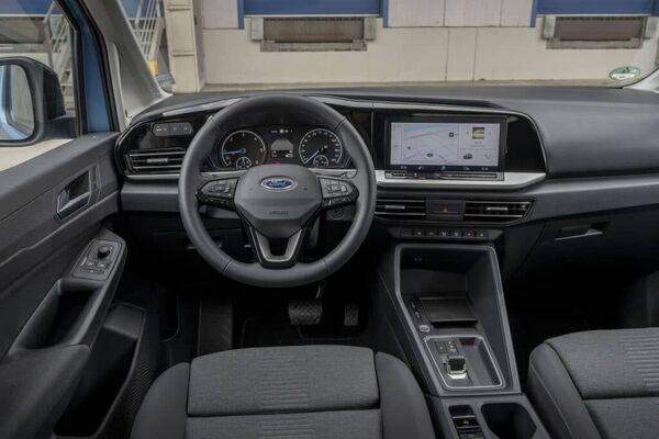 Vista de la cabina del Tourneo Connect con volante y pantalla Vista de la cabina del Tourneo Connect con volante y pantalla