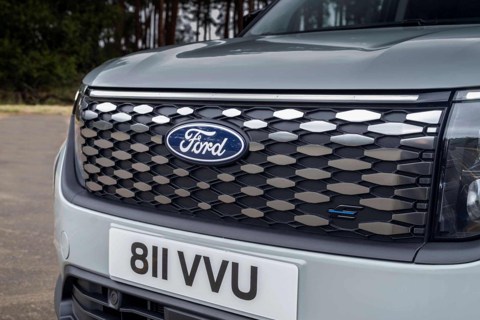 El Ford Tourneo Courier eléctrico en su elegante diseño lateral.