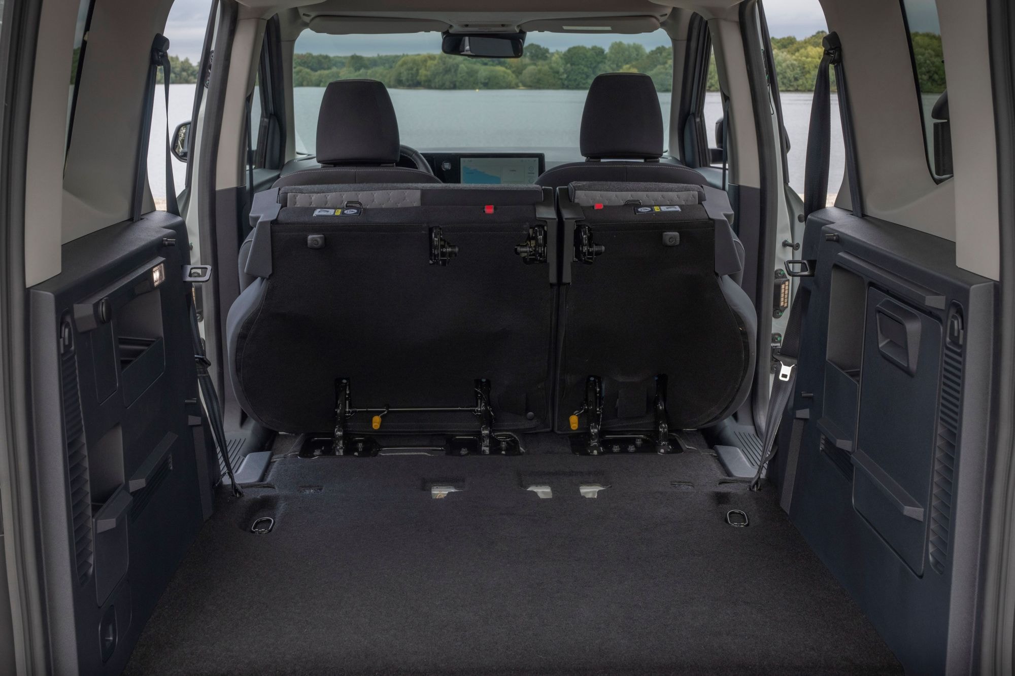 Primer plano de la grilla del Ford, exhibiendo su distintivo logo.