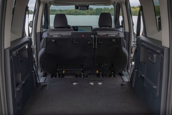 Primer plano de la grilla del Ford, exhibiendo su distintivo logo. Primer plano de la grilla del Ford, exhibiendo su distintivo logo.