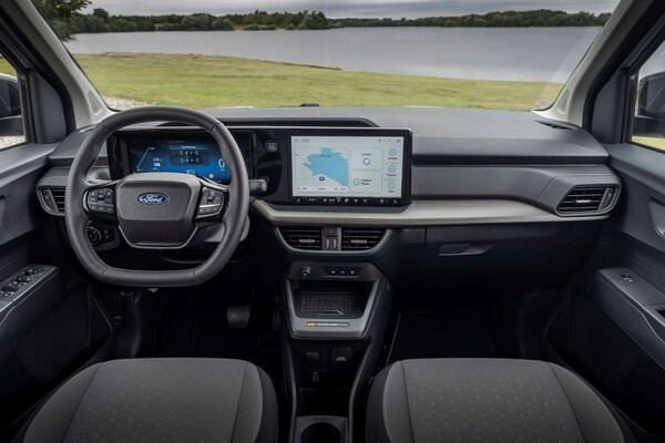 Interior del Ford Tourneo Courier eléctrico, con tecnología avanzada y diseño cómodo. Interior del Ford Tourneo Courier eléctrico, con tecnología avanzada y diseño cómodo.