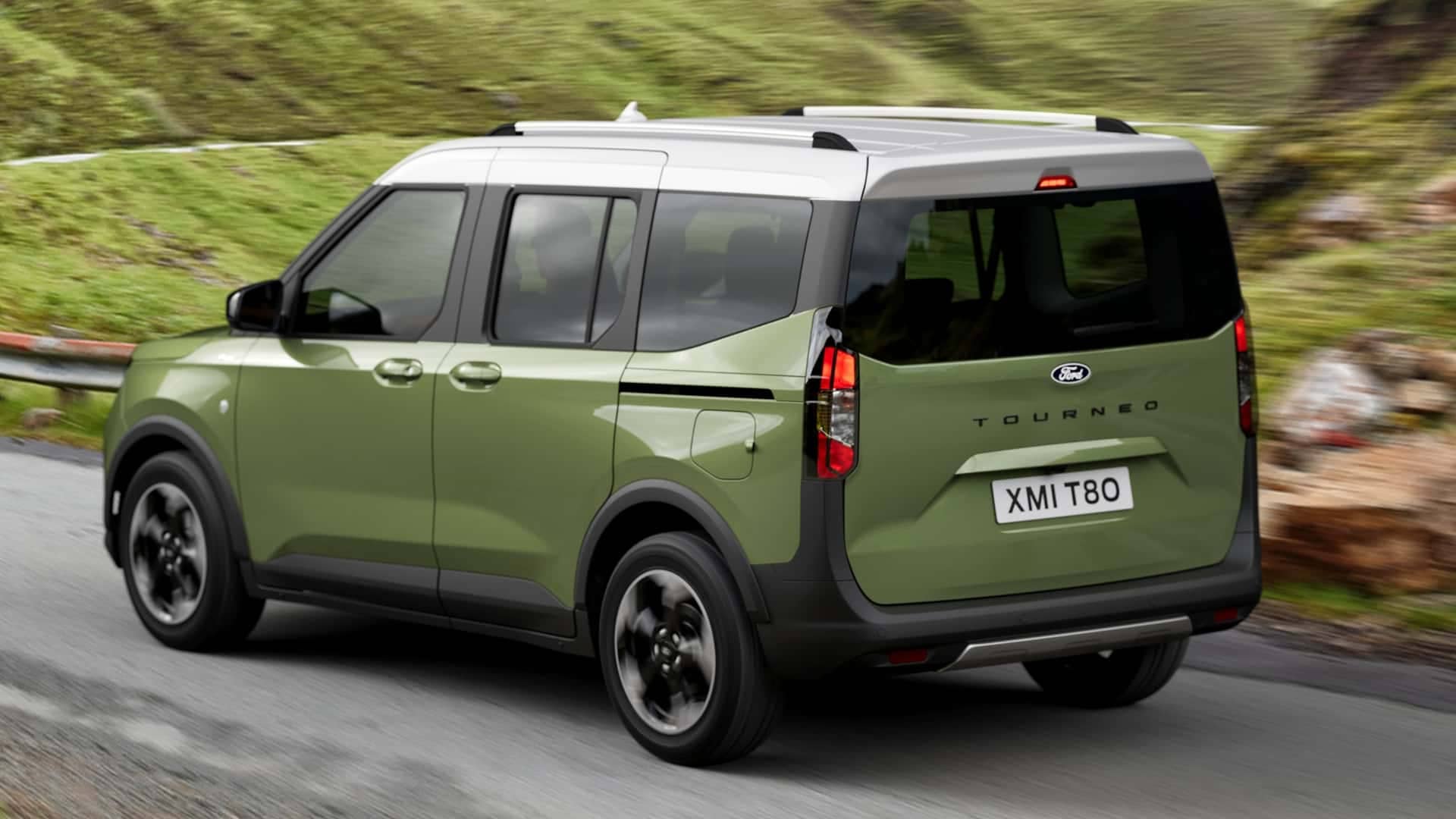 Perspectiva dinámica de la trasera y lateral del Tourneo Courier en carretera.