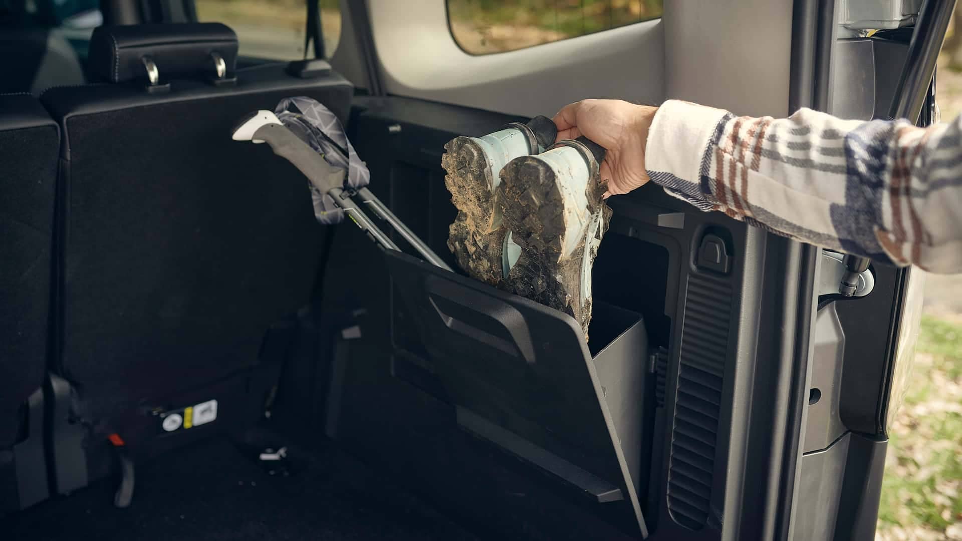 Demostración del sistema de limpieza en el maletero del Ford Tourneo Courier.