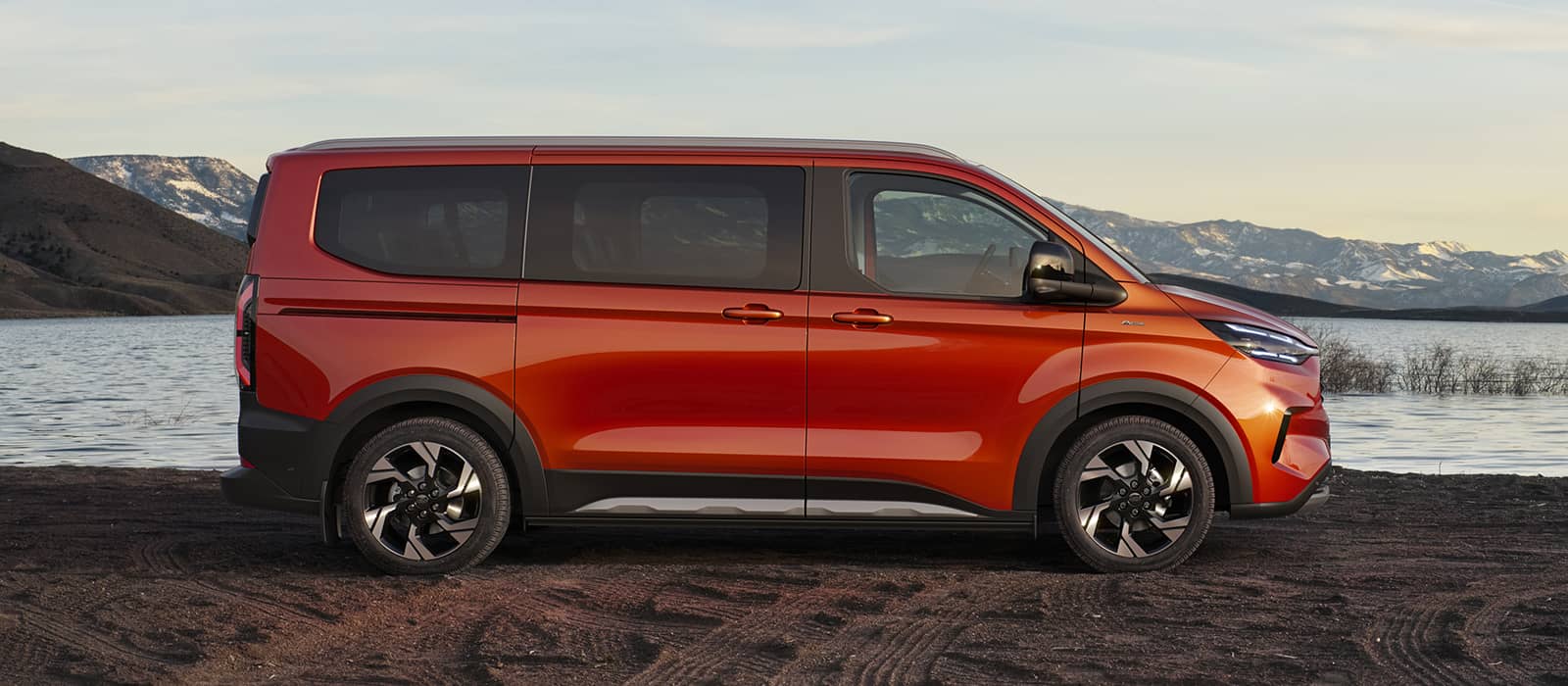 Perfil lateral del Ford Tourneo Custom eléctrico destacando su longitud y diseño.