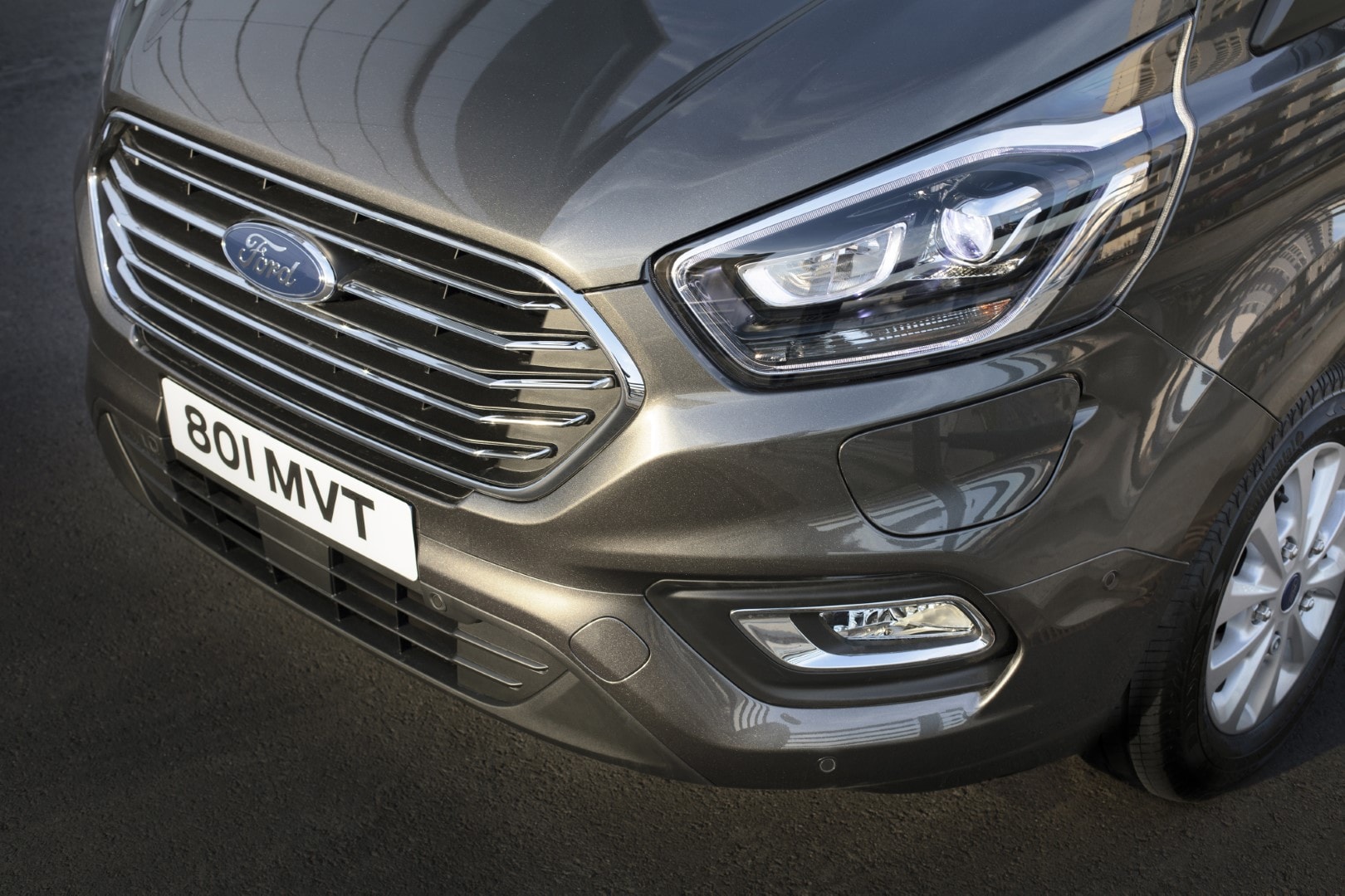 Detalle de la parrilla frontal distintiva del Ford Tourneo Custom eléctrico.