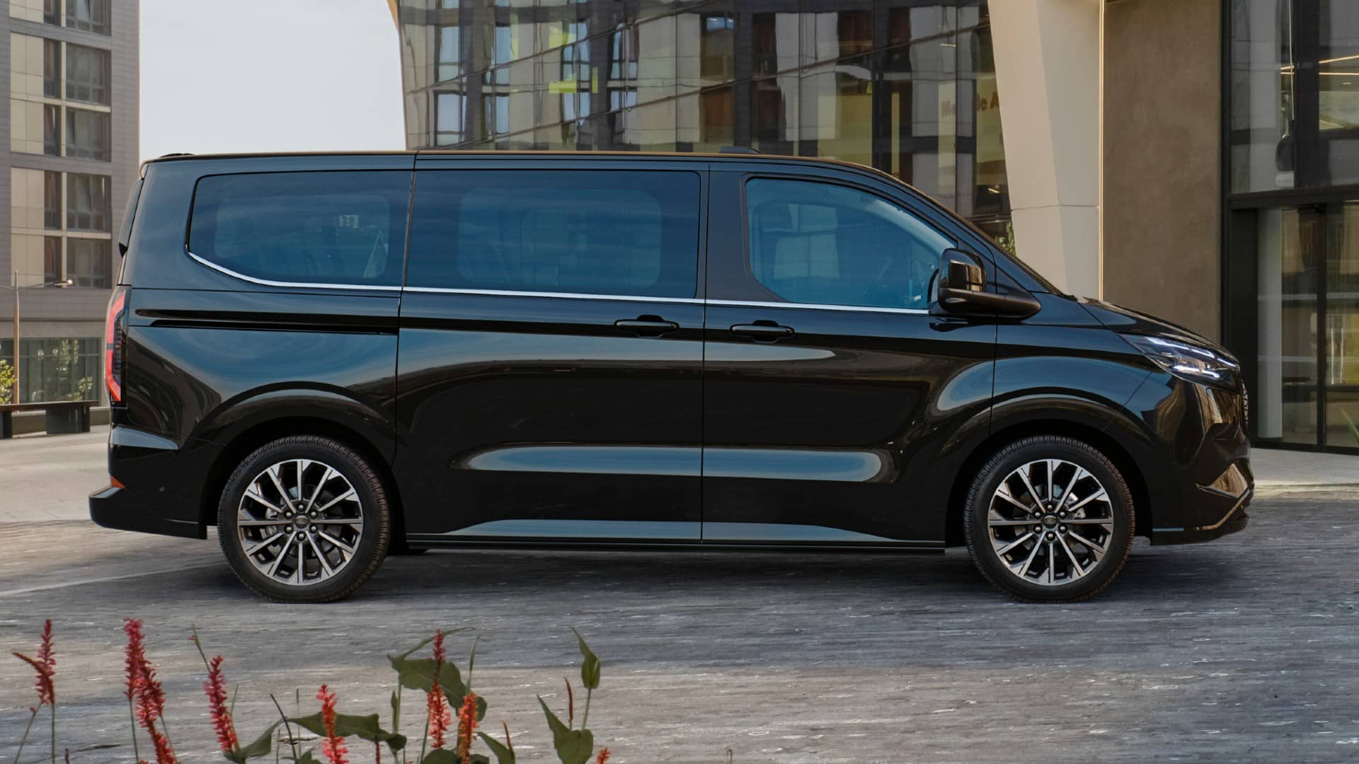 Ford Tourneo Custom en color negro, mostrando un perfil elegante y moderno.