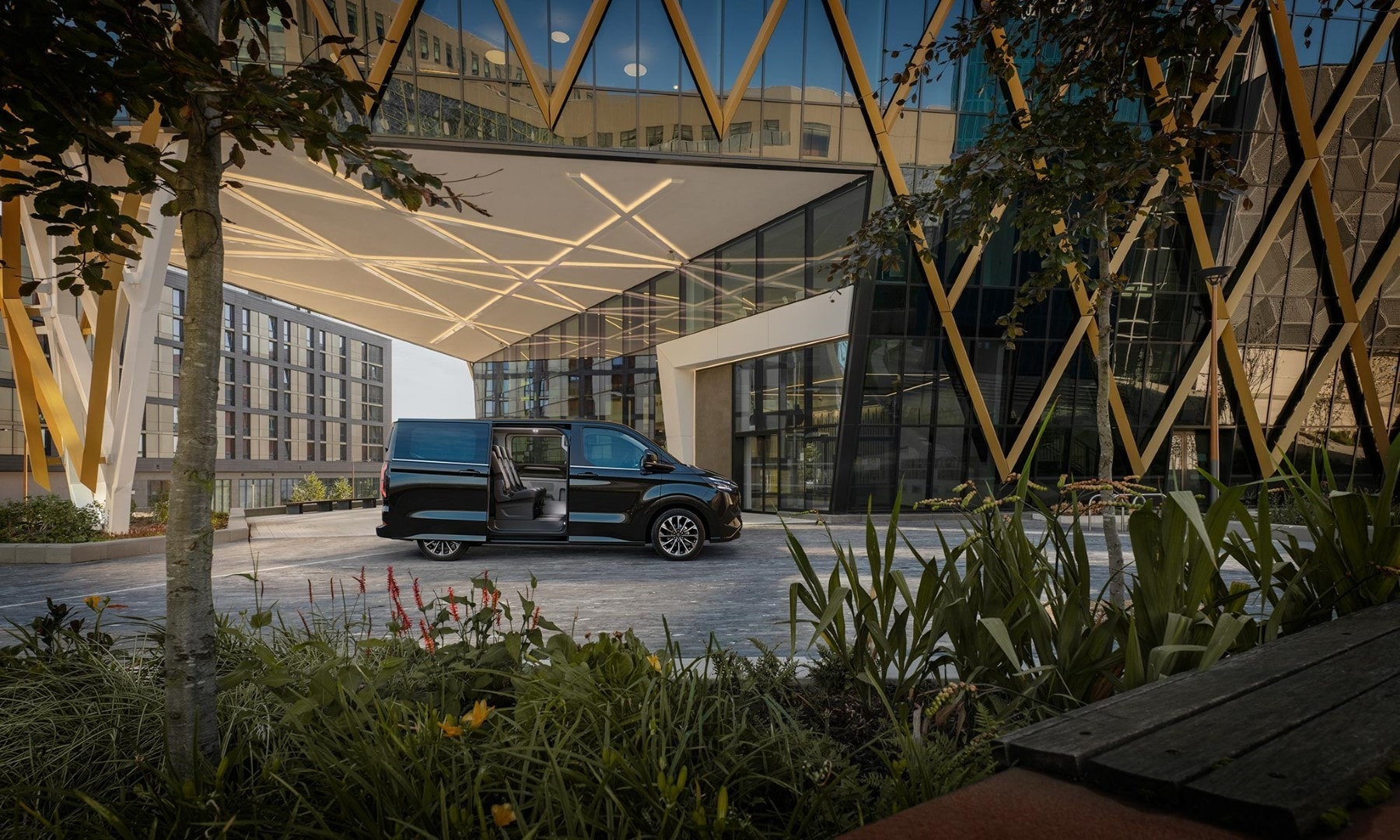 Perfil del Ford Tourneo Custom con puertas abiertas, invitando a descubrir su interior.