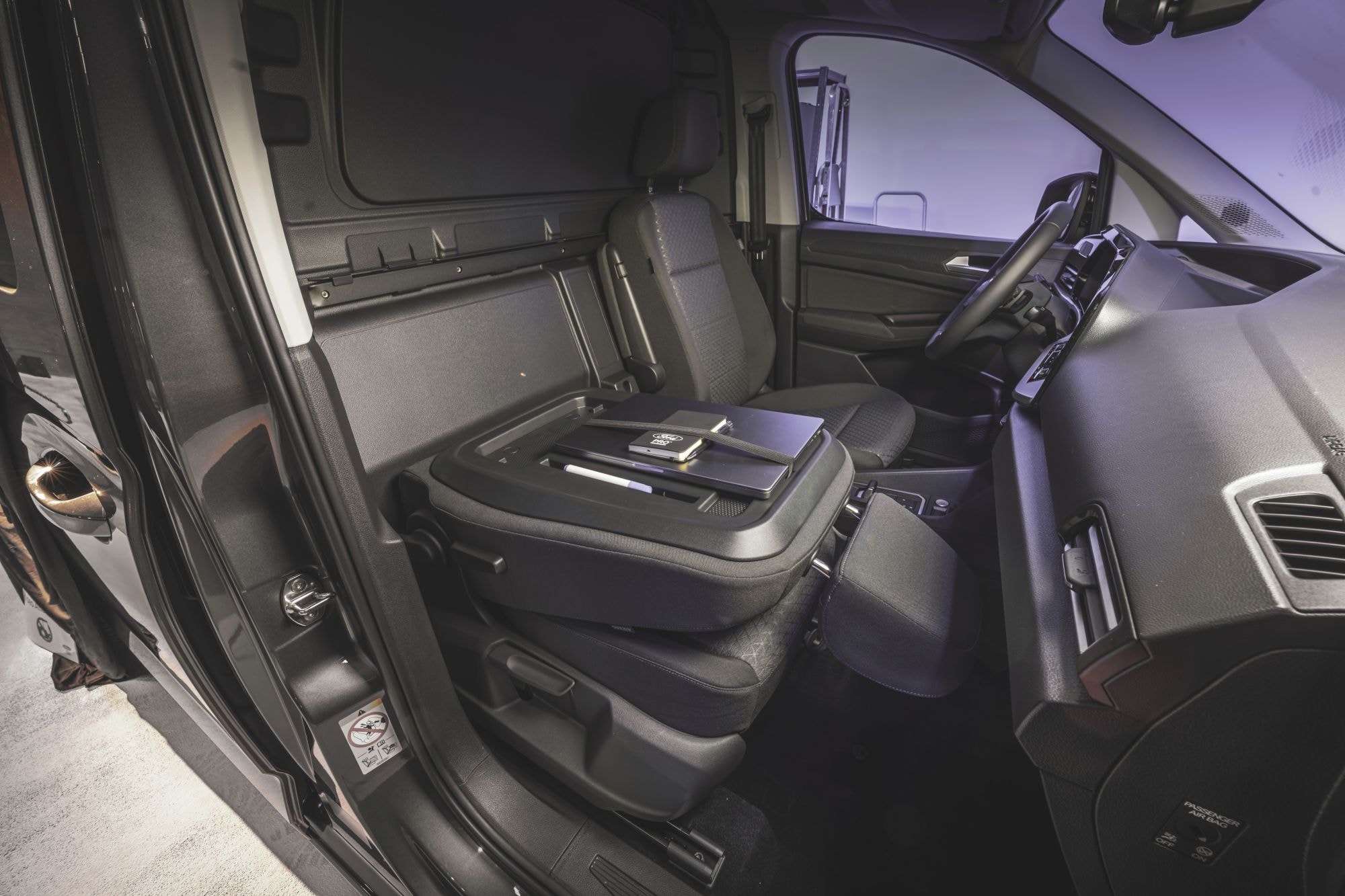 Vista del interior delantera, destacando el panel de control.