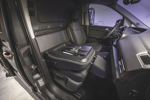 Vista del interior delantera, destacando el panel de control. Vista del interior delantera, destacando el panel de control.