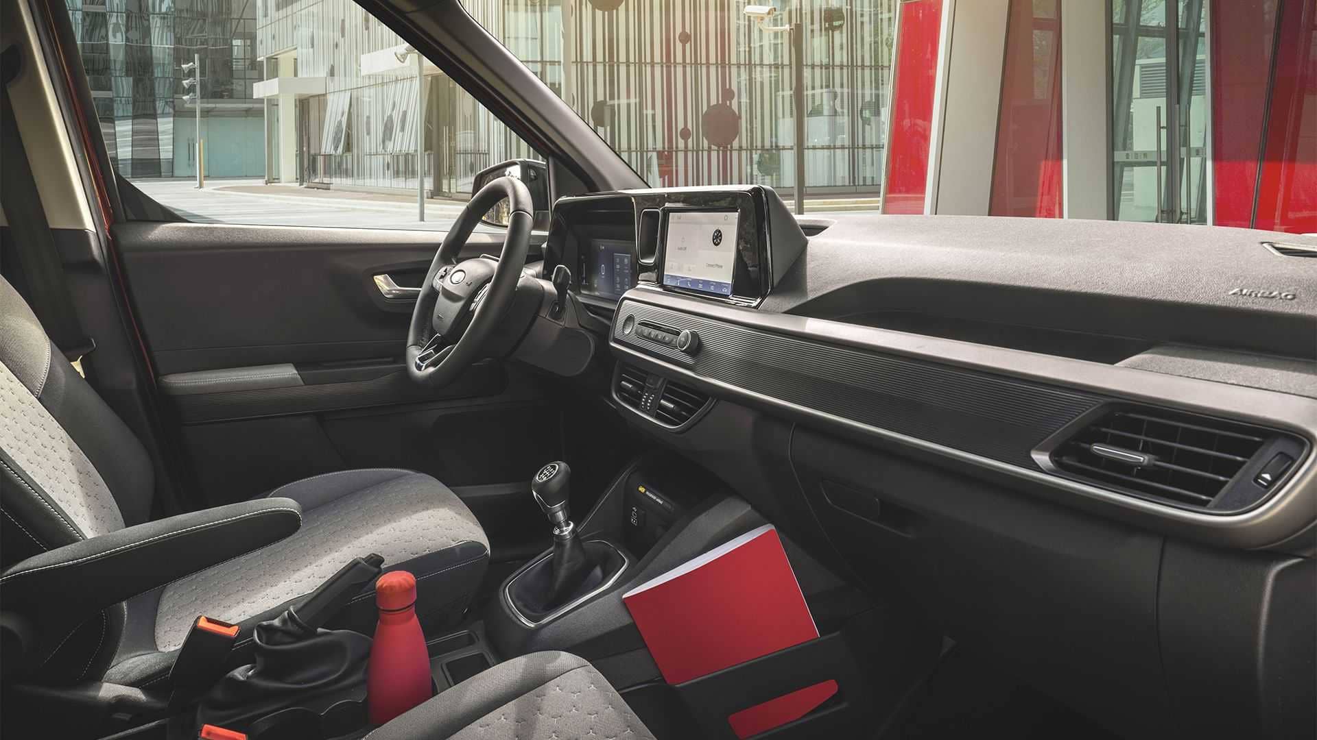 Interior de la cabina con enfoque en la disposición de los asientos.