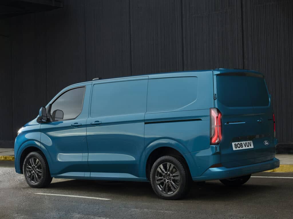 Perspectiva trasera y lateral que muestra la funcionalidad y diseño de la Transit Custom