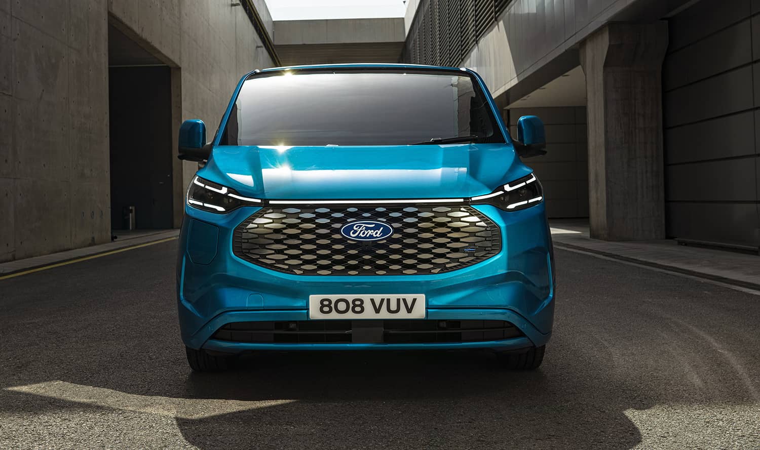 Vista frontal Ford Transit Custom eléctrica destacando su parrilla y faros