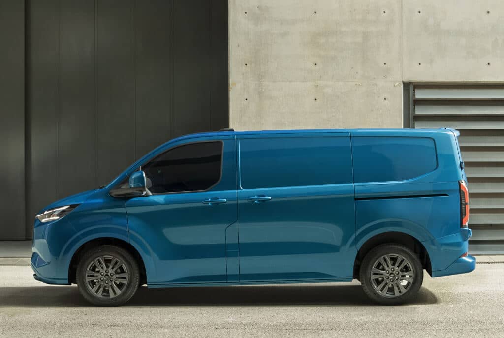 Perfil lateral completo de Ford Transit Custom eléctrica, diseño elegante