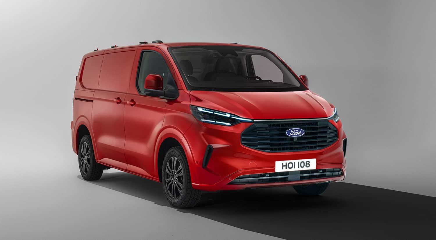 Vista frontolateral del Ford Transit Custom en color rojo.