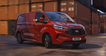 Ford Transit Custom en movimiento, mostrando su diseño dinámico. Ford Transit Custom en movimiento, mostrando su diseño dinámico.