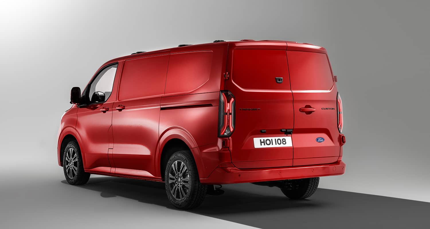 Perspectiva trasera y lateral del Ford Transit Custom en rojo.