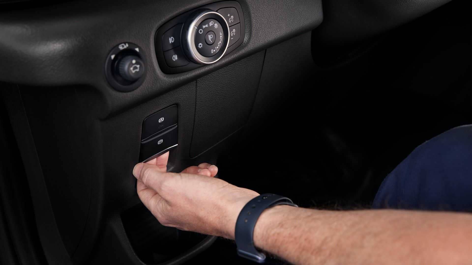 Detalle de la botonera de arranque y las funcionalidades al alcance del conductor.