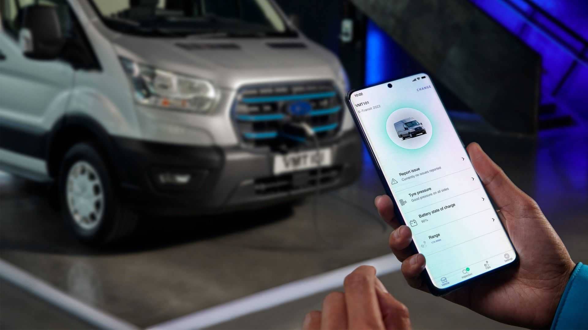 Vista delantera Ford Transit eléctrico con control por app en primer plano