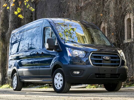 Vista lateral de un Ford Transit eléctrico estacionado Vista lateral de un Ford Transit eléctrico estacionado