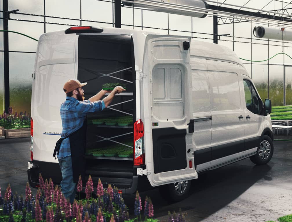 Ford Transit con maletero abierto mostrando su capacidad de carga