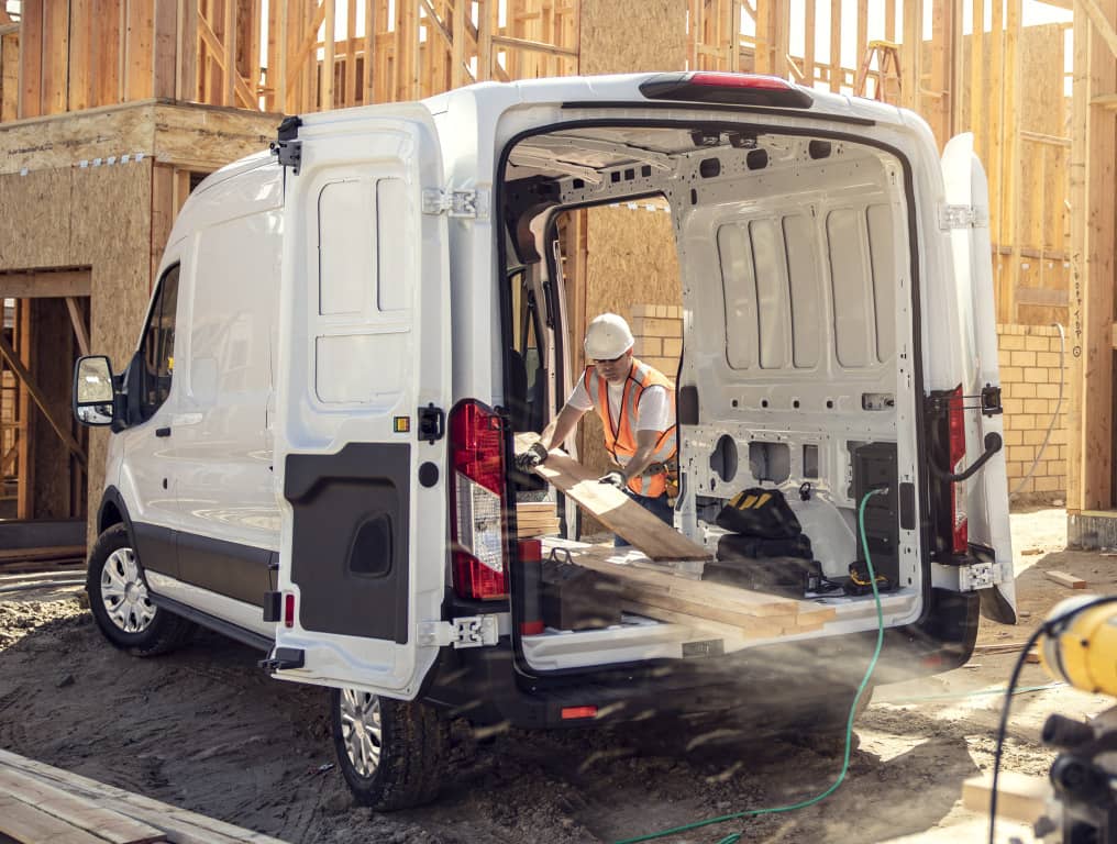 Uso del maletero del Ford Transit en un entorno de construcción