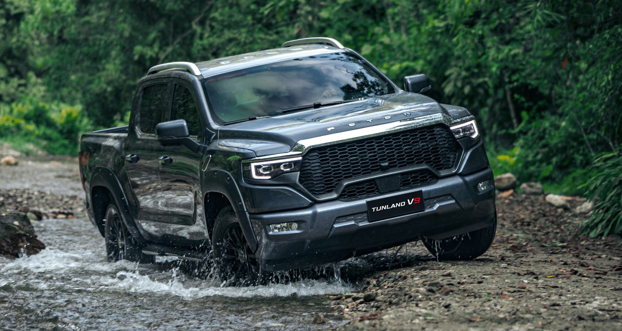 Foton Tunland V9 mostrando su capacidad todoterreno en terreno húmedo