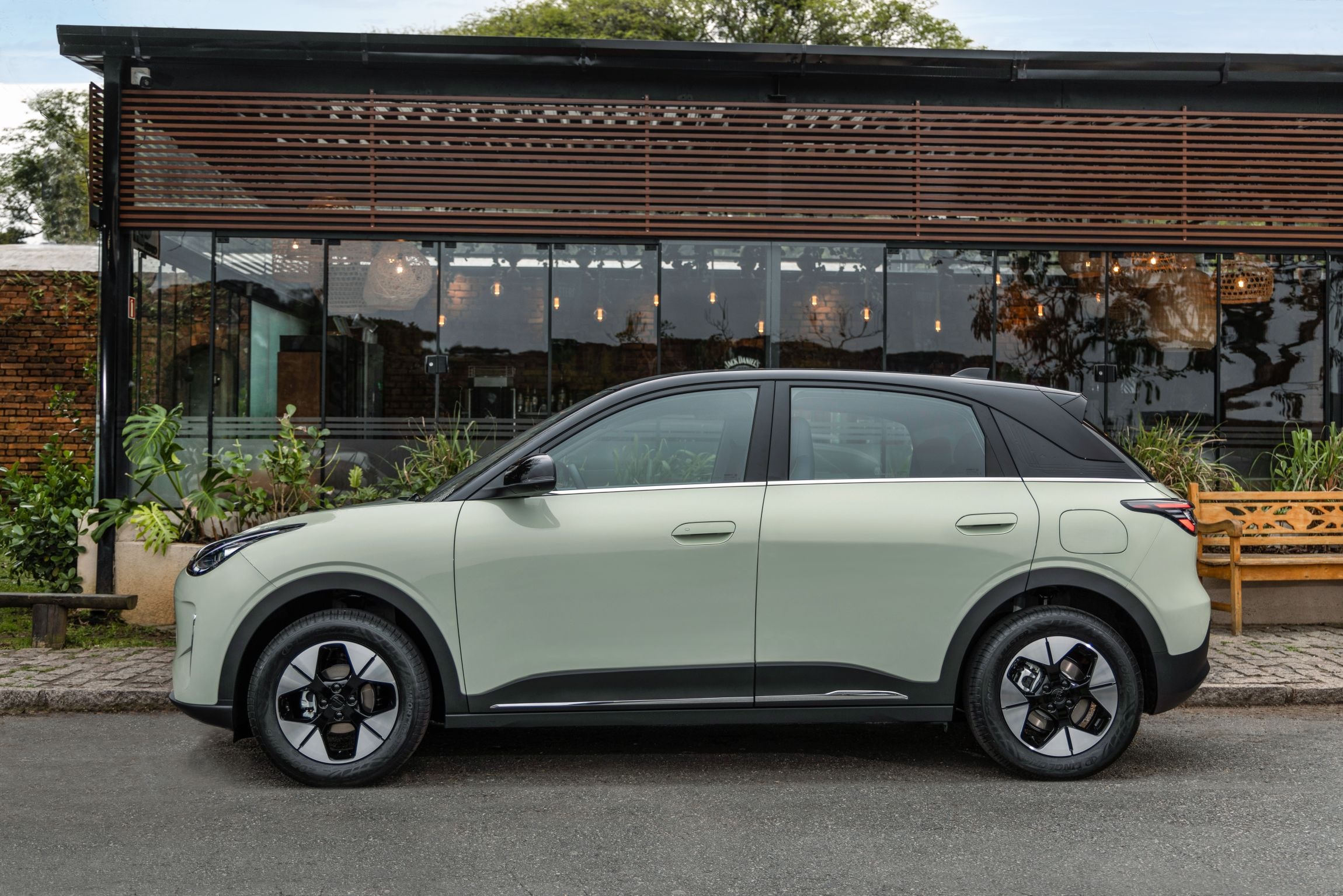Geely E2