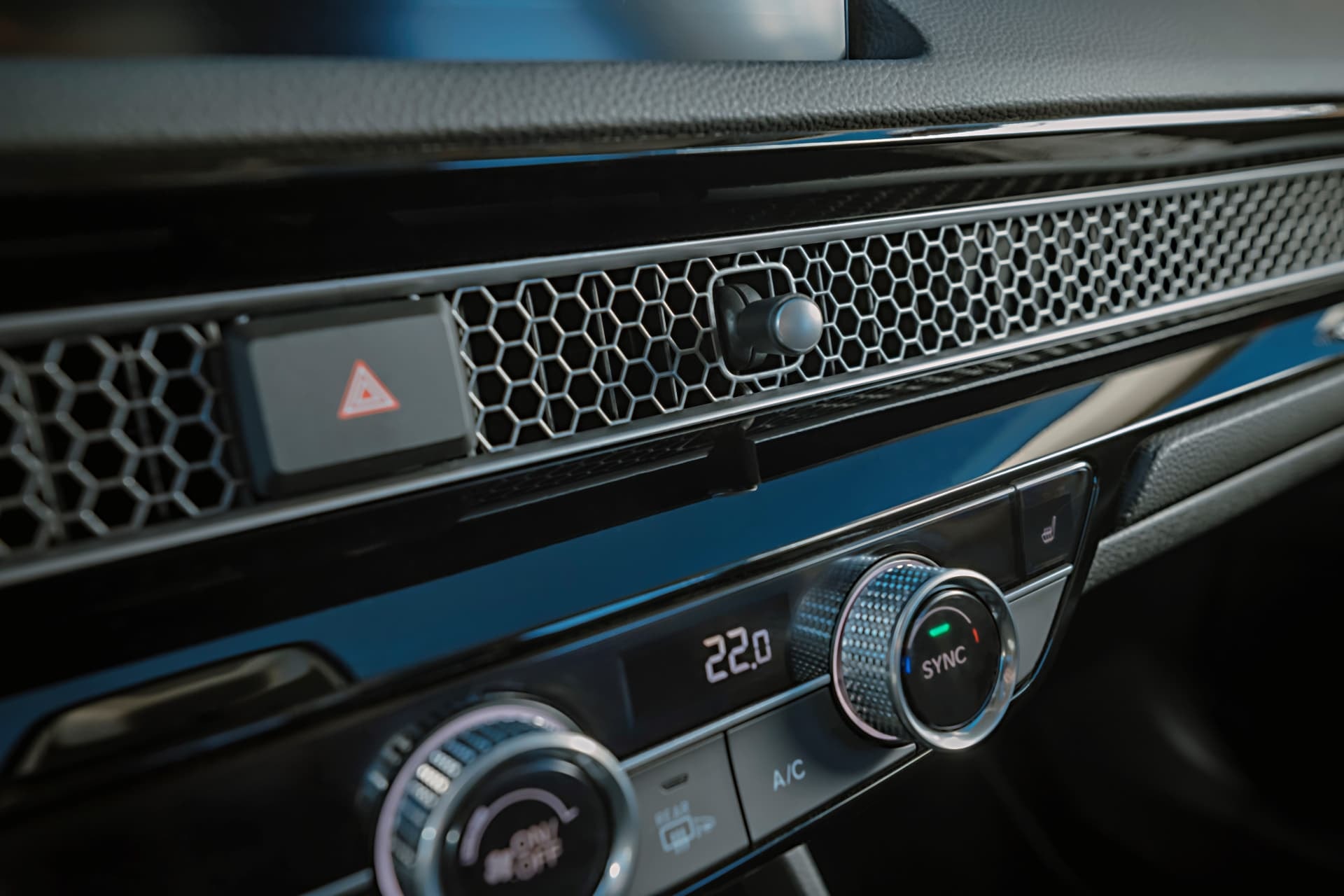 Detalle de los controles de climatización del Honda Civic, elegancia y simplicidad.