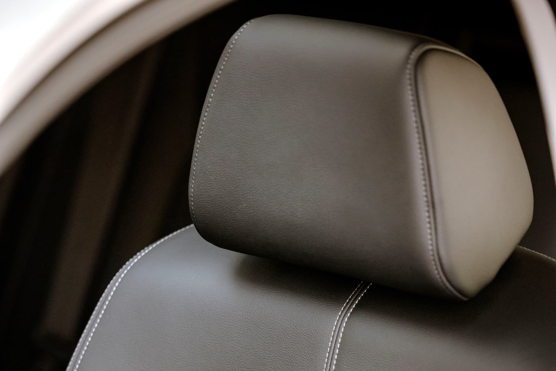 Detalle del apoyacabezas, evidenciando la calidad de los materiales.