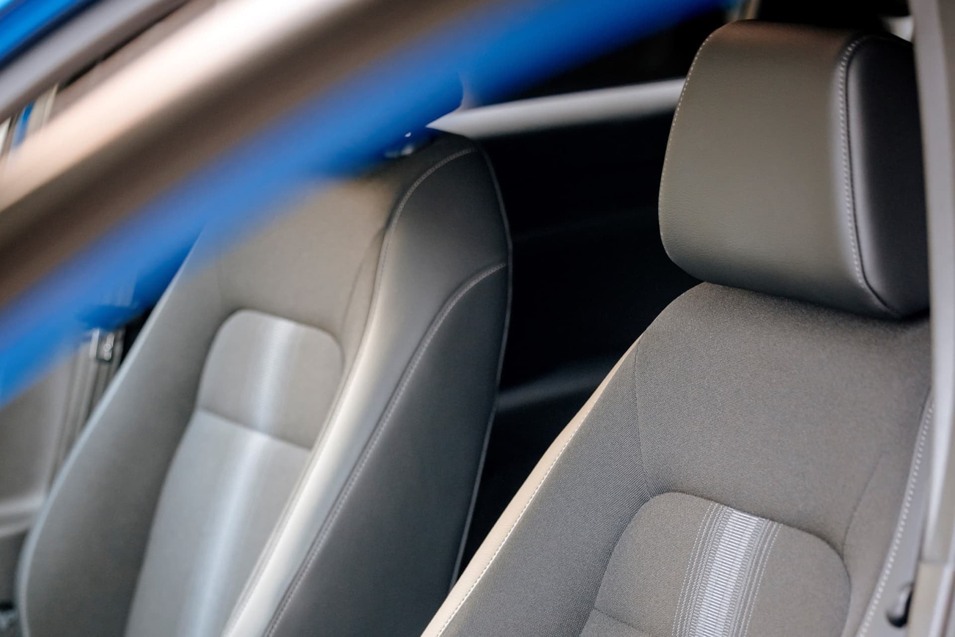 Detalles de los asientos traseros con diseño ergonómico en el Honda Civic.