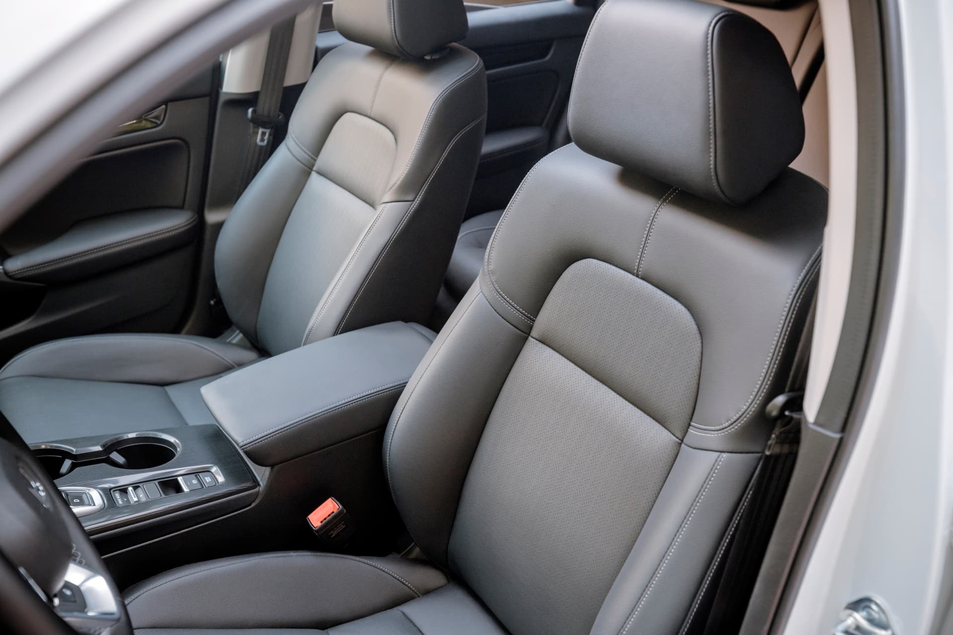 Asientos confortables del Civic, acabados con precisión.